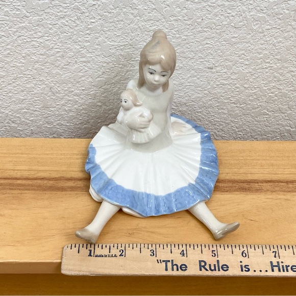 Vintage D’ART S.A. Blue/White Porcelain Sitting Girl Holding A Doll Figurine - Picture 8 of 14